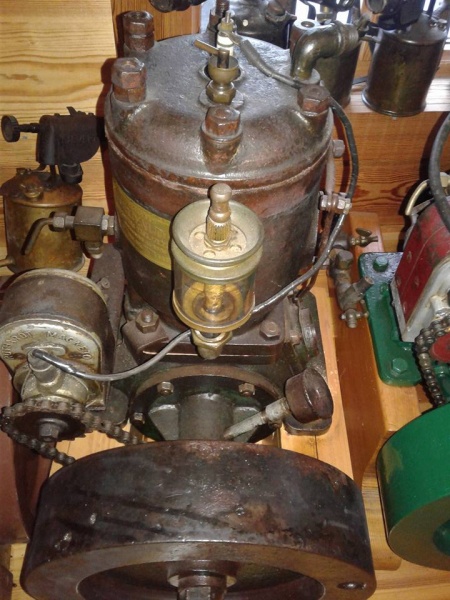 Fil:4 HK Roald bensinmotor.jpg