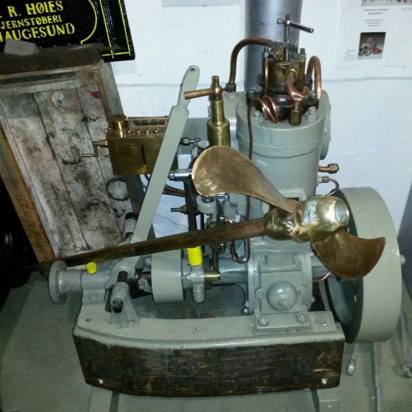 Fil:Lyn motor med propell..jpg